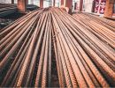 Baustahl liegt gebündelt auf Baustelle – zeigt typische Materialien zur Betonbewehrung im Hoch- und Tiefbau