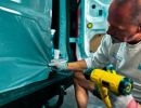 Folie wird mit Heißluft auf Fahrzeug geklebt – zeigt Fahrzeugveredelung durch moderne Werbetechnik