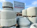 Große Betonrohre liegen gestapelt im Außenlager – zeigt Materialien für den Tiefbau und Infrastrukturprojekte