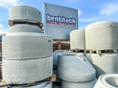 Große Betonrohre liegen gestapelt im Außenlager – zeigt Materialien für den Tiefbau und Infrastrukturprojekte Große Betonrohre liegen gestapelt im Außenlager – zeigt Materialien für den Tiefbau und Infrastrukturprojekte