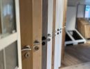 Mehrere Holztüren in verschiedenen Farben und Designs nebeneinander ausgestellt zur Auswahl im Showroom
