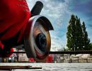 Winkelschleifer schneidet Metallstäbe, Funken fliegen, zeigt Einsatz von Maschinen im Bauhandwerk draußen