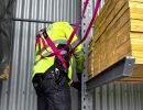 Sicherheitsausrüstung wie Helm und Handschuhe im Einsatz, zeigt Bedeutung von Schutzmaßnahmen auf Baustellen