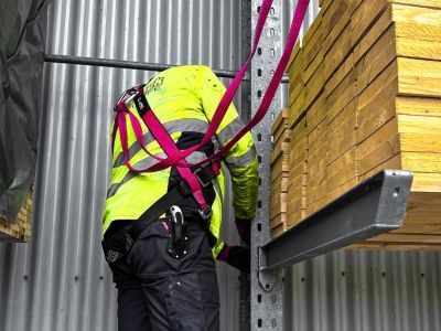Sicherheitsausrüstung wie Helm und Handschuhe im Einsatz, zeigt Bedeutung von Schutzmaßnahmen auf Baustellen
