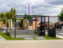 Außenbereich mit Steinen, Mauern und Deko zeigt Gestaltungselemente für Garten- und Landschaftsbau