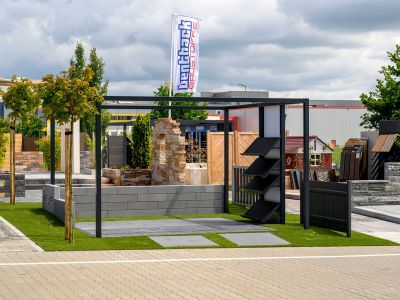 Außenbereich mit Steinen, Mauern und Deko zeigt Gestaltungselemente für Garten- und Landschaftsbau