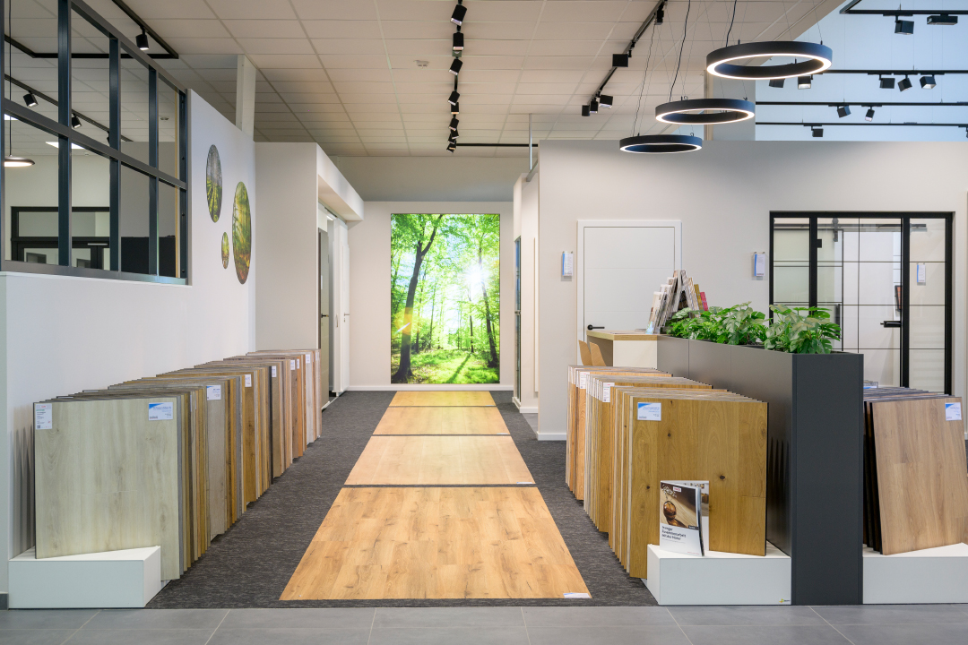 Bodenbeläge und große Musterflächen in der Benthack Ausstellung Neumünster