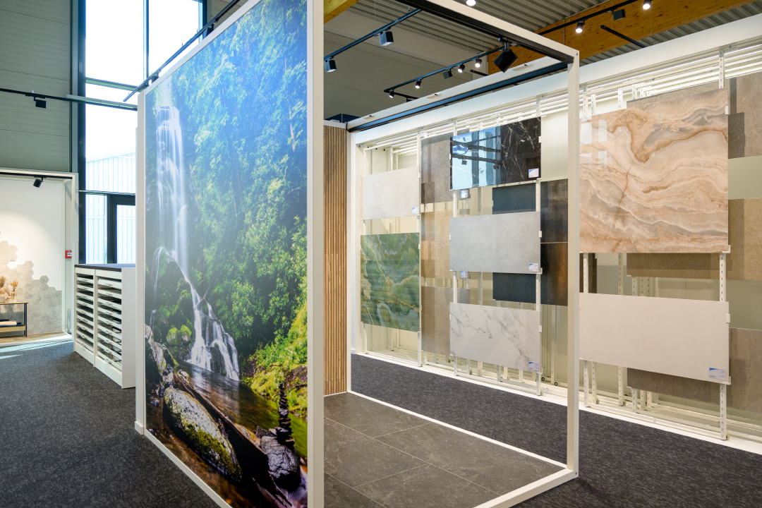 Großformatige Wand- und Bodenfliesen in der Ausstellung bei Benthack Neumünster
